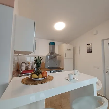 Daire Beachfront With Balcony And Sea View