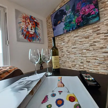 Beachfront With Balcony And Sea View Lägenhet *