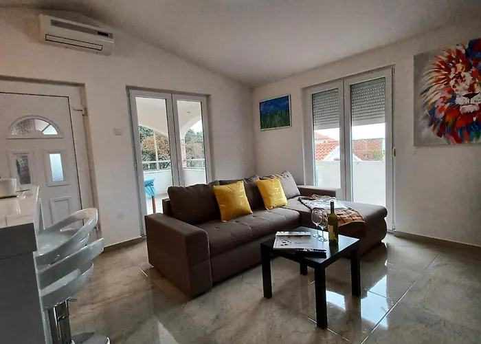 Beachfront With Balcony And Sea View Apartmán Vrsi