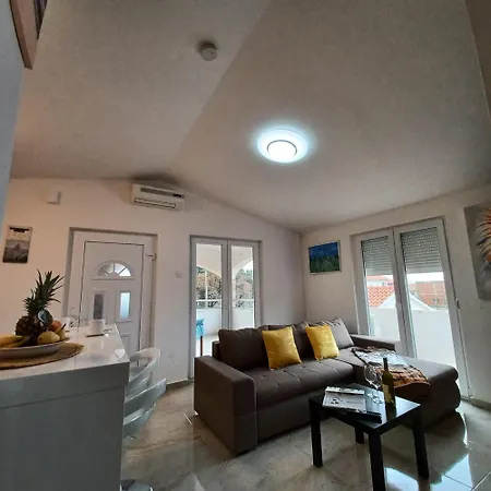 Beachfront With Balcony And Sea View *
