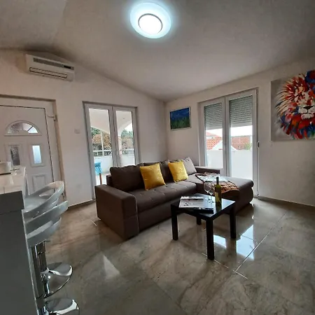Beachfront With Balcony And Sea View Apartamento Vrsi