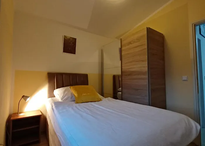 Beachfront With Balcony And Sea View Appartement Vrsi