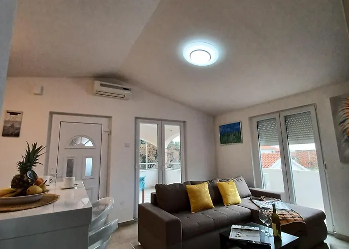 Beachfront With Balcony And Sea View *