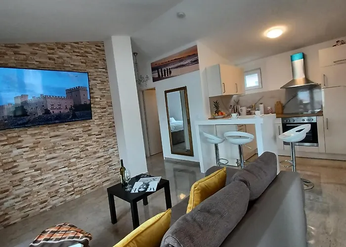 Beachfront With Balcony And Sea View Appartement *